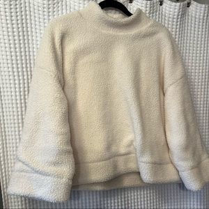 Fuzzy GAP Pullover